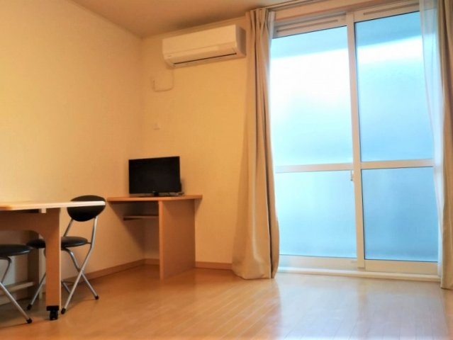 レオパレスルナ　ルミエールの居間・リビング