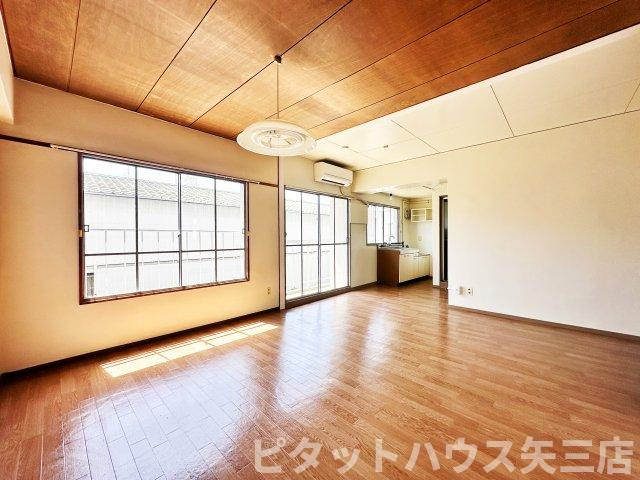 四宮ニューハウスの居間・リビング|ゆったりとした居間です