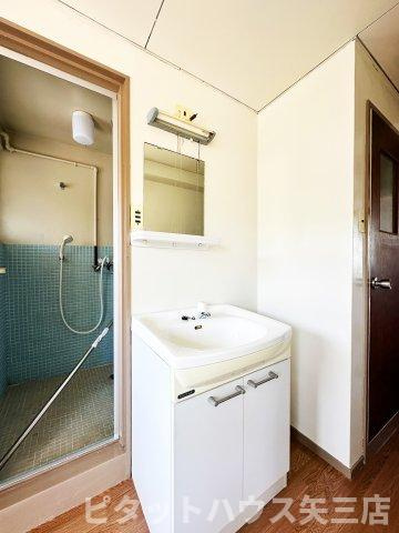 四宮ニューハウスの洗面所|明るい洗面所です