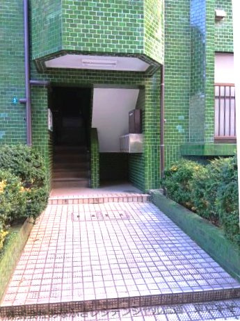 マイハウスマンションのエントランス|緑あふれるエントランスです！