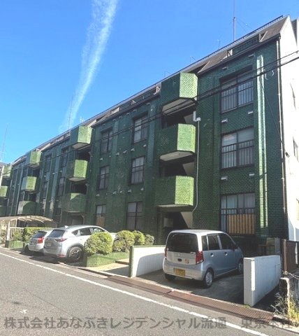 マイハウスマンションの外観|建物の緑と植栽の緑が映える物件です！