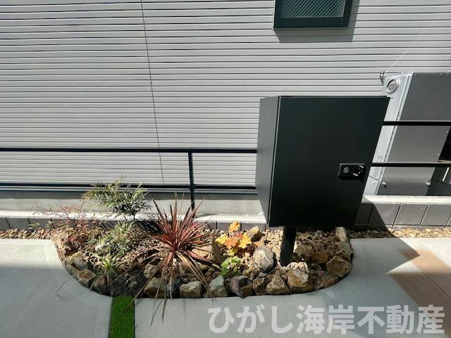 平塚市龍城ケ丘　新築戸建　全３棟の庭|宅配ボックス