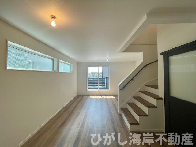 平塚市龍城ケ丘　新築戸建　全３棟の居間・リビング|17.9帖　床暖房付きLDK