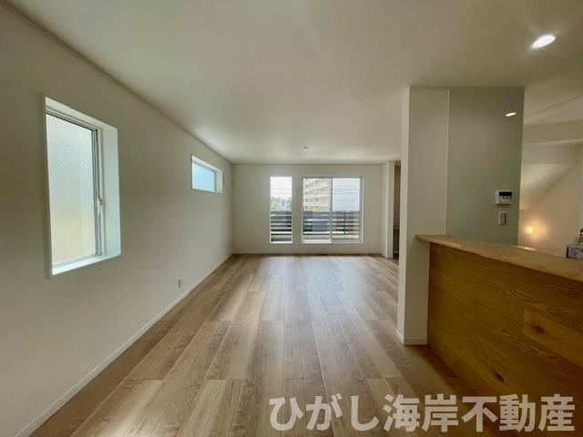 平塚市龍城ケ丘　新築戸建　全３棟の居間・リビング|20.8帖　床暖房付きLDK