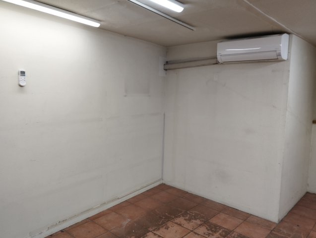 春貴ビル1階の内装|地階の部分、エアコン