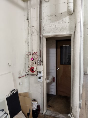 春貴ビル1階の独立洗面台|独立洗面台、小物を置くことができて便利です