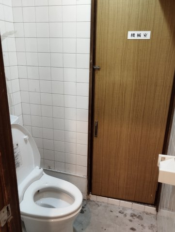 春貴ビル1階のトイレ|ゆったりとした空間のトイレです