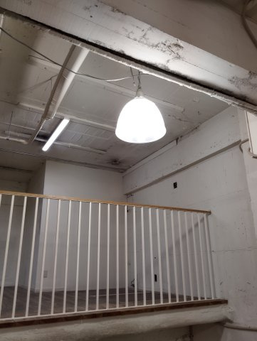 春貴ビル1階の内装|中二階風の部分