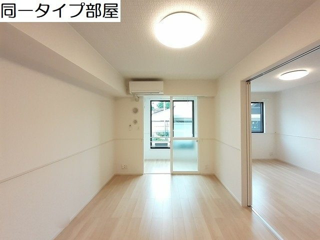 アムールＥの居間・リビング|こちらのリビングで趣味の時間をお楽しみください