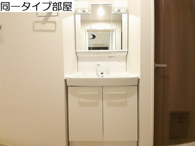 アムールＥの洗面所|明るい洗面所です