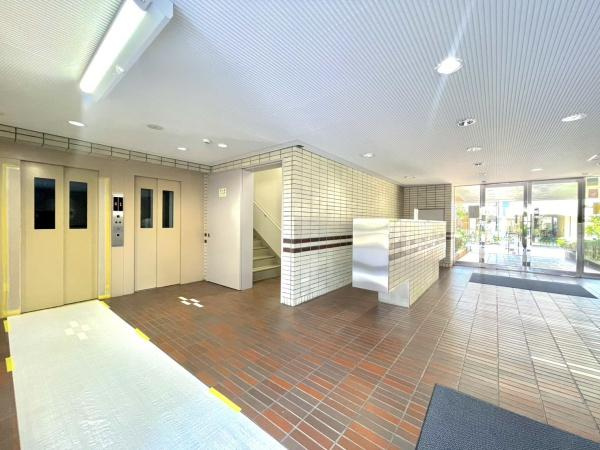 横浜市西区南浅間町の中古マンションのエントランス|清掃もしっかり、管理のされたマンションです。
安心・安全・快適にお過ごしください