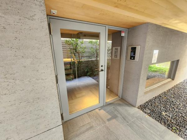 LEGALAND駒沢大学のエントランス