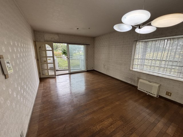 多摩市鶴牧４丁目の中古マンションの居間・リビング