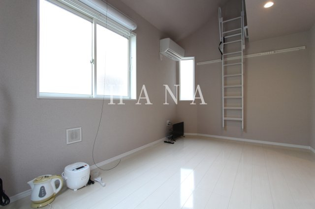 ユナイト子安台ラウンドハウスの居間・リビング