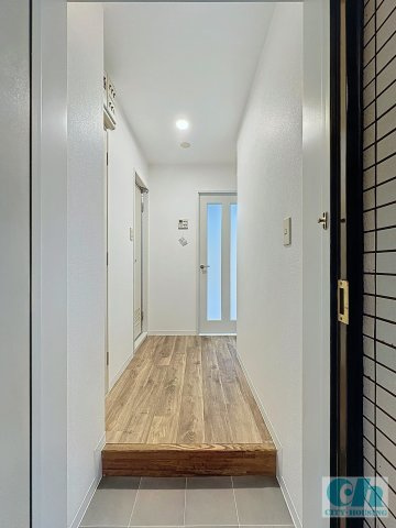 ストーク・ストラーダ雪ヶ谷 203号室の玄関