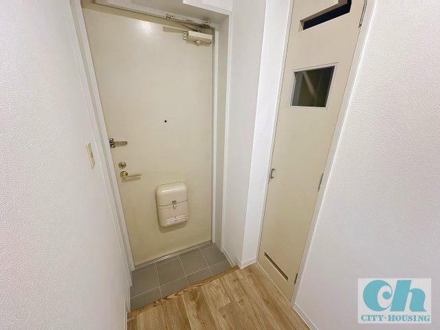 ストーク・ストラーダ雪ヶ谷 203号室の玄関