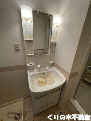 【独立洗面台】 | エクセルハイツ B棟 | 朝の支度にも助かる、独立の洗髪洗面化粧台