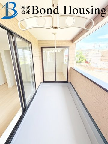「SAFE365」「お車並列3台可」大久保町八木第3　全２棟2号棟のバルコニー