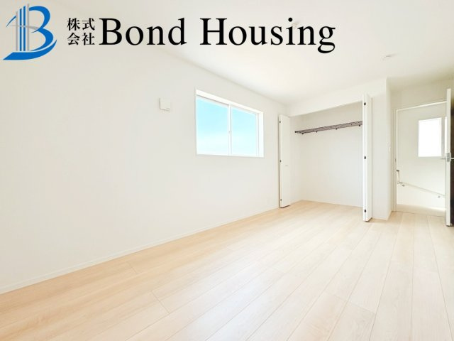 「SAFE365」「お車並列3台可」大久保町八木第3　全２棟2号棟の洋室