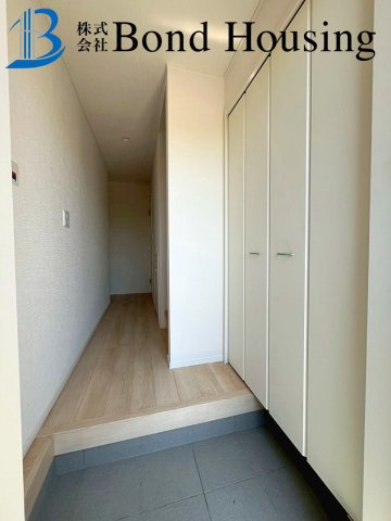 「SAFE365」「お車並列3台可」大久保町八木第3　全２棟2号棟の玄関