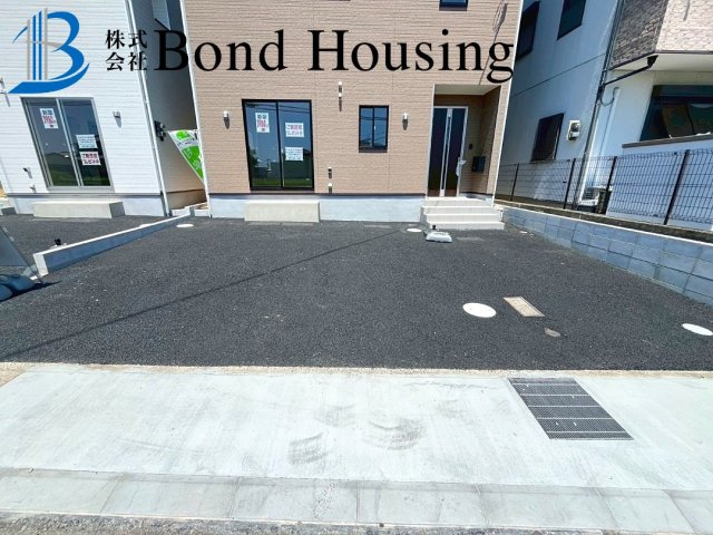 「SAFE365」「お車並列3台可」大久保町八木第3　全２棟2号棟の駐車場