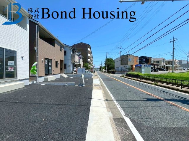 「SAFE365」「お車並列3台可」大久保町八木第3　全２棟2号棟の前面道路含む現地写真