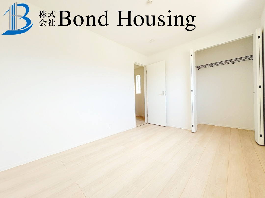 「中八木駅2分」「お車並列3台可」大久保町八木第3　全２棟1号棟の洋室