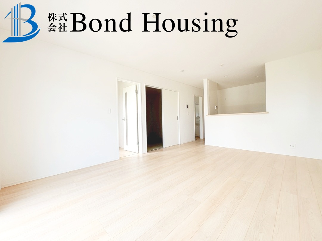 「中八木駅2分」「お車並列3台可」大久保町八木第3　全２棟1号棟の居間・リビング