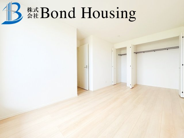 「中八木駅2分」「お車並列3台可」大久保町八木第3　全２棟1号棟の洋室