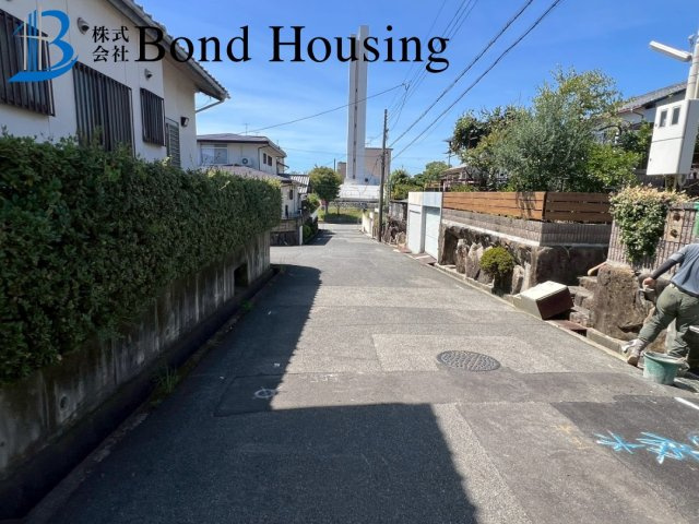 「SAFE365」「お車並列2台可」大久保町高丘　第1　全2棟1号棟の前面道路含む現地写真