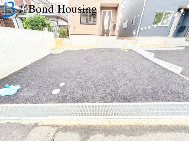 「SAFE365」「お車並列2台可」大久保町高丘　第1　全2棟1号棟の駐車場