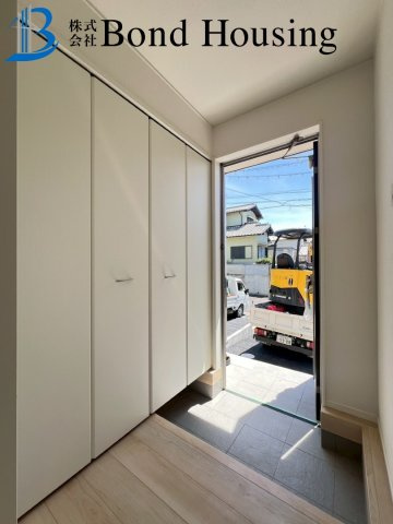 「SAFE365」「お車並列2台可」大久保町高丘　第1　全2棟1号棟の玄関