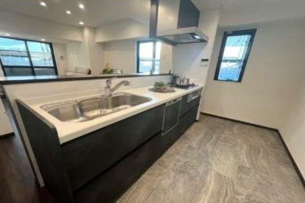 カテリーナ石神井公園のキッチン|リビングの様子を確認しながら家事の出来る対面キッチンは食器洗い乾燥機付きです