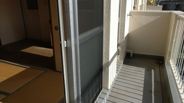 神陵台厚生年金4号棟　５Fのバルコニー|暖かな日差しのふりそそぐバルコニー