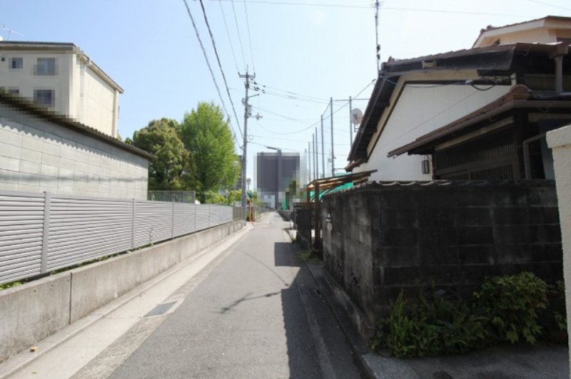 城北町　建築条件なし　売土地の前面道路含む現地写真