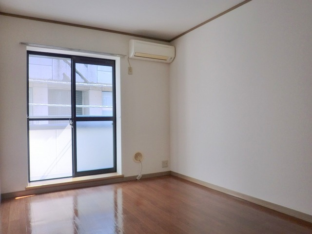 メゾン　ゆいの居間・リビング|★明るいフローリング調のお部屋です★