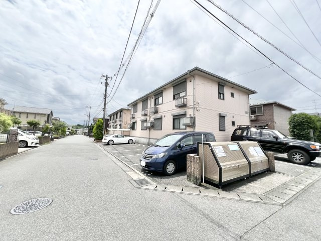 Royal Garden 400&16 の駐車場