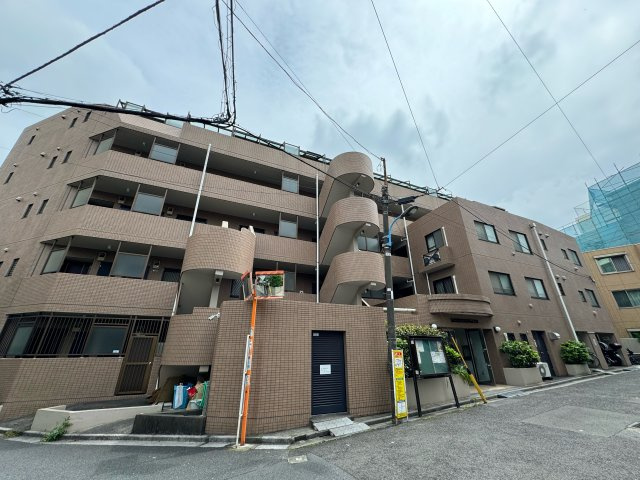 マートルコート下落合の外観|【外観】
バルコニーの格子や手すりのデザインが統一されていて、建物全体としての見栄えが良いです。大理石調の仕上げやガラス張りのエントランスなど、訪れる人に品の良さを感じさせます