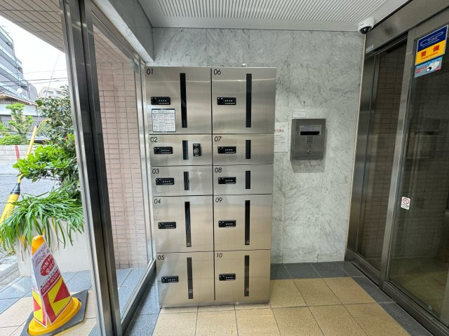 マートルコート下落合の設備|【宅配ボックス】
宅配ボックスが設置されています。不在時でも荷受けが可能で、配達時間を気にせず外出ができます。手が離せないときにも活用いただける便利な設備です。