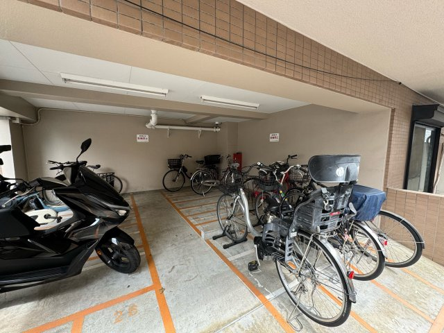 マートルコート下落合の駐輪場|【駐輪場・バイク置場】
自転車の駐車スペースがきちんと線で区切られているためかさばらずにスムーズに出し入れすることができます。