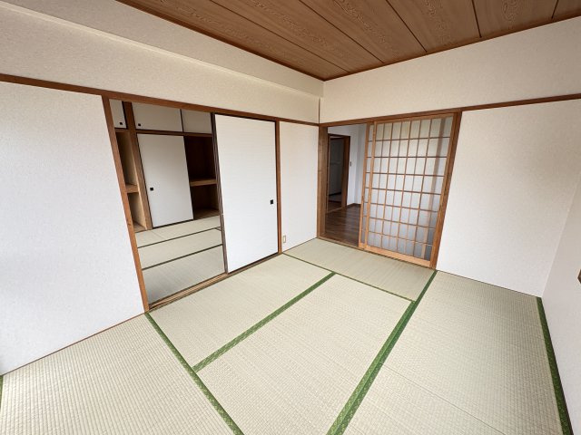 レジデンス栄Ⅱの和室|2間続きの和室です。