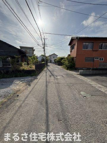 吉村町西中甲　新築戸建ての前面道路含む現地写真