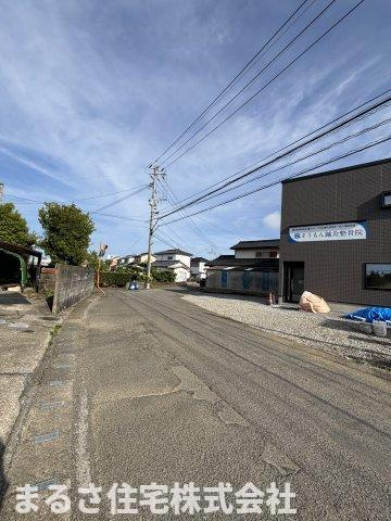 吉村町西中甲　新築戸建ての前面道路含む現地写真