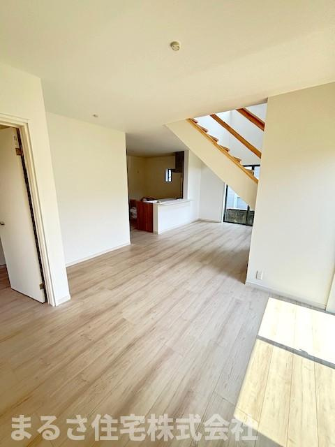 吉村町西中甲　未入居戸建の居間・リビング