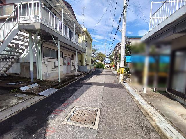 高知市神田の前面道路含む現地写真|画面左側が本物件です