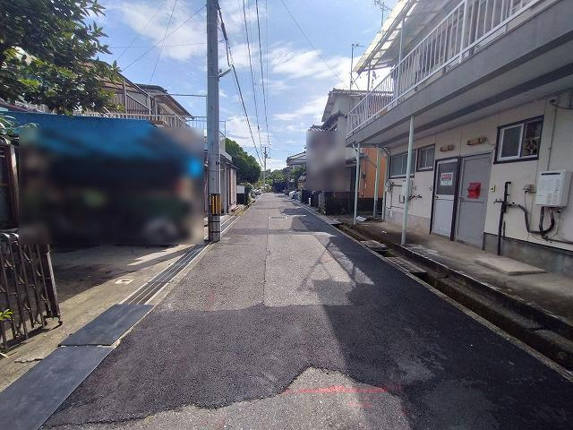 高知市神田の前面道路含む現地写真|画面右側が本物件です