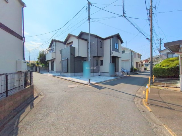 ふじみ野市新駒林４丁目の新築一戸建の前面道路含む現地写真|角地にて開放的な立地です。