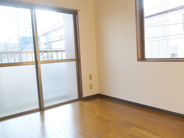 コート・オダマキの居間・リビング|2面採光の明るい洋室