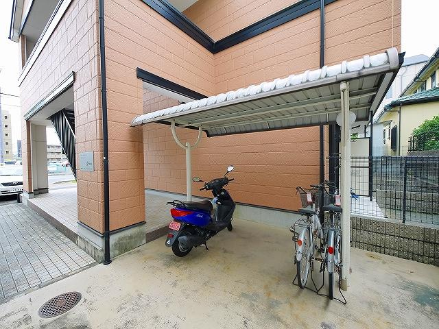 プリームローズＪのその他共用部分|屋根付き駐輪場です