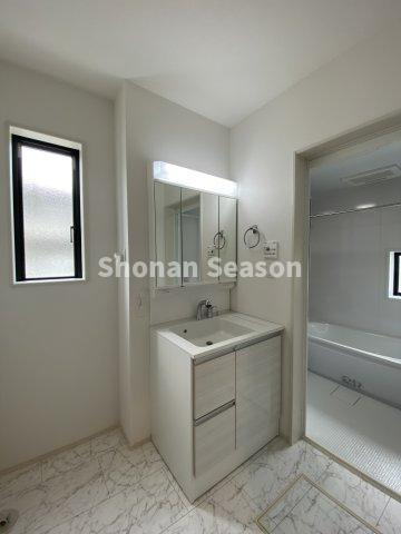 【独立洗面台】 | シャワータイプでお掃除楽々◎
独立洗面台は機能性・収納量を兼ね備えております♪